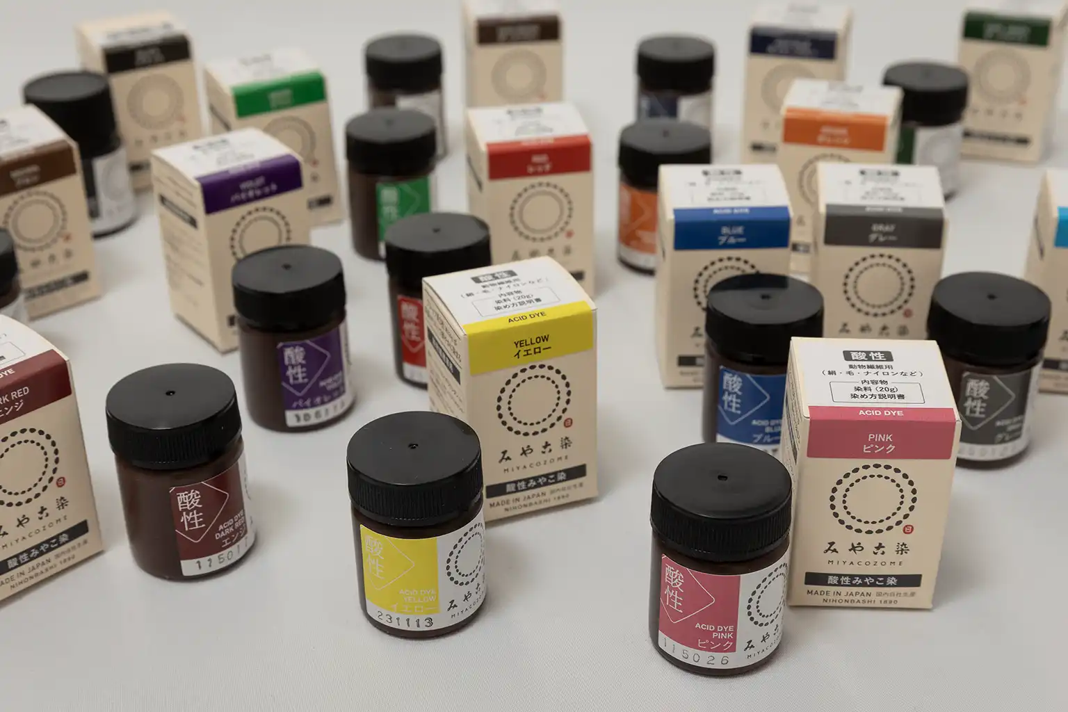 酸性みやこ染のボトルが並んでいる写真
