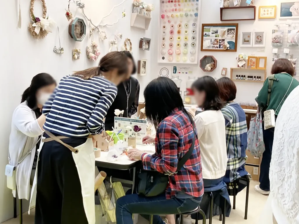 ソラフラワー染めのワークショップに参加するお客様