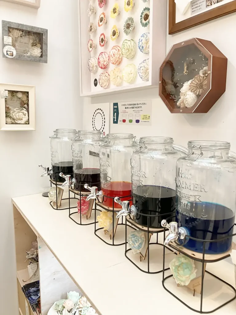 ガラスのドリンクサーバーにみやこ染のリアクト染料を入れた展示